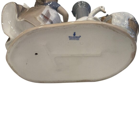 Lladro Figurine Summer on the Farm 5285 Girl at Water Pump with Ducks & Basket - Picture 8 of 16